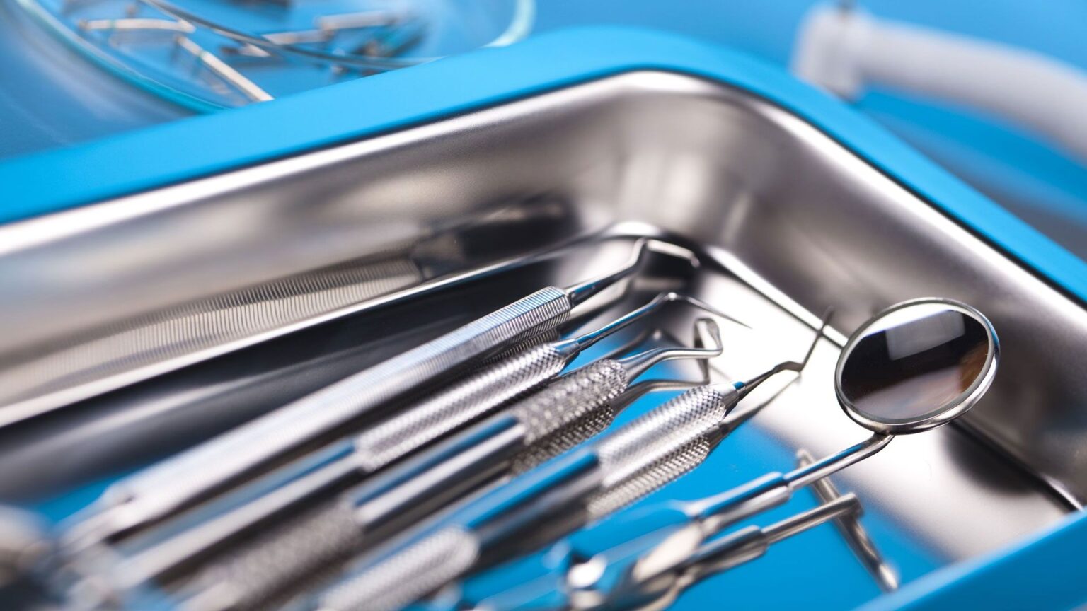 В сухожаровом шкафу стерилизуются инструменты стоматологические